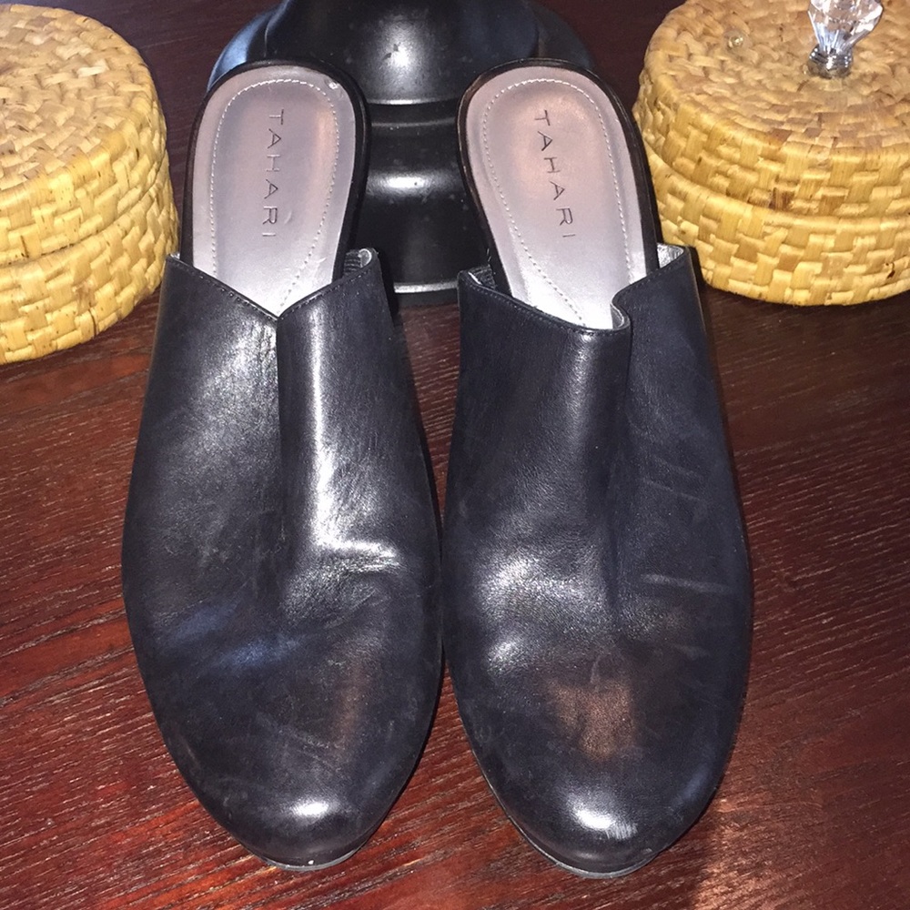 TAHARI Black Mules